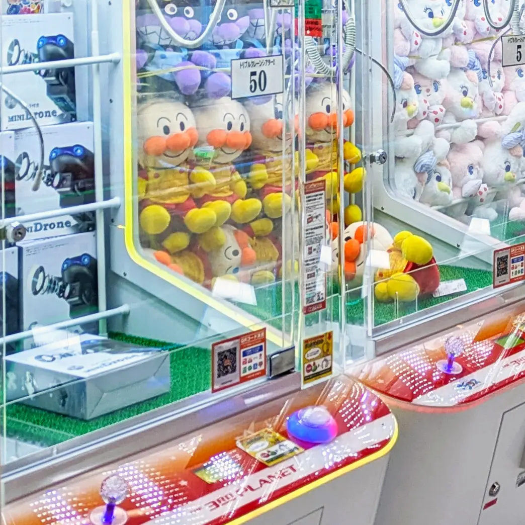 プライズマシンに並ぶキャラクターぬいぐるみ景品の様子