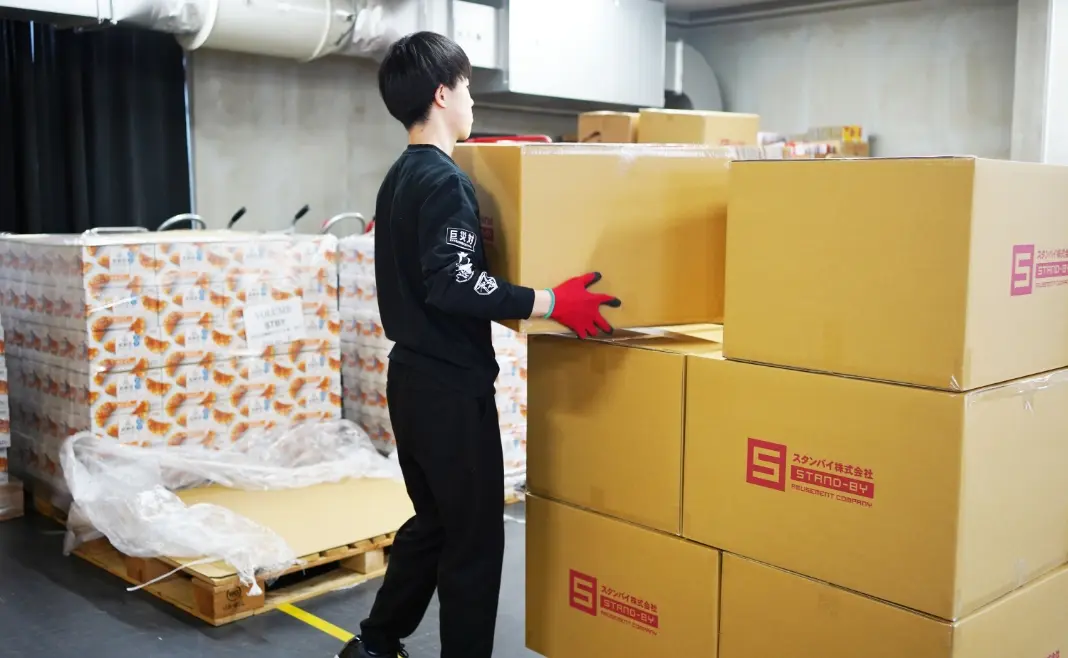 商品を梱包・搬送する物流スタッフの作業風景