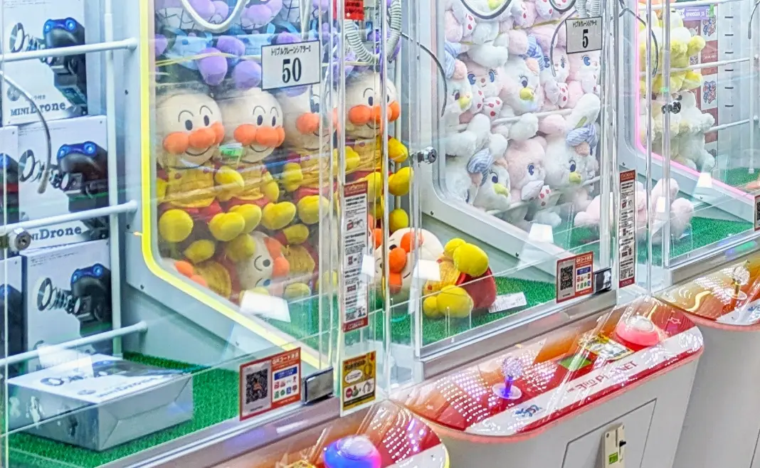 プライズマシンに並ぶキャラクターぬいぐるみ景品の様子