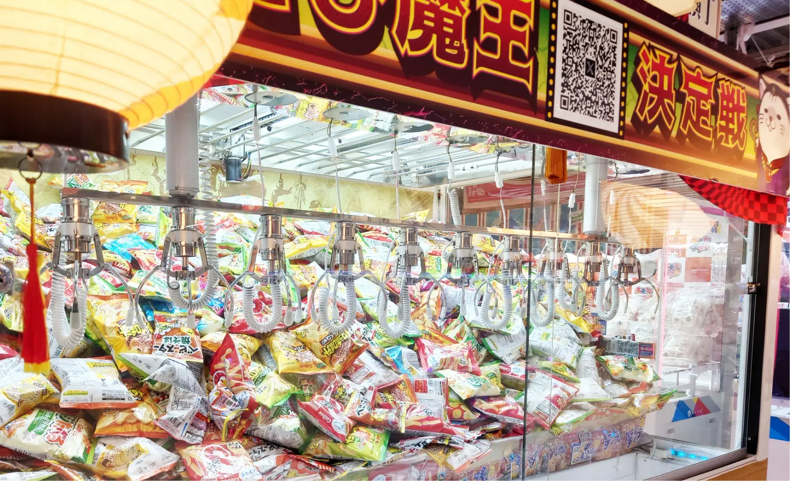 プライズマシンの中にお菓子景品が並んでいる様子