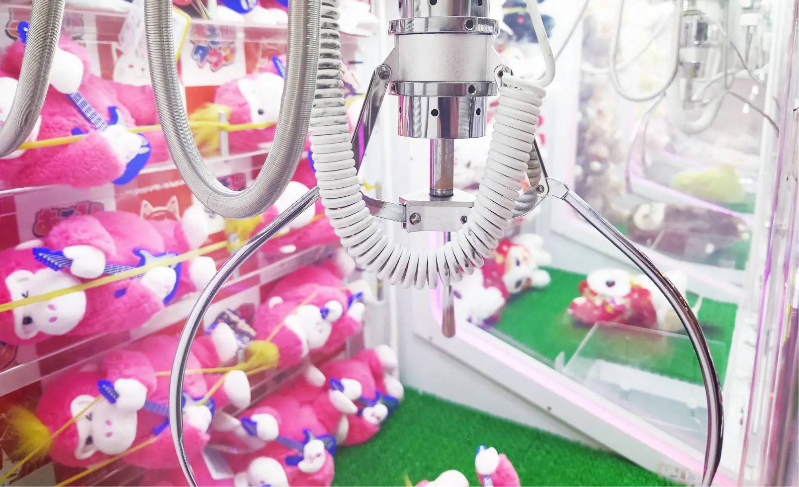 プライズマシンのクレーン部分とぬいぐるみ景品の様子